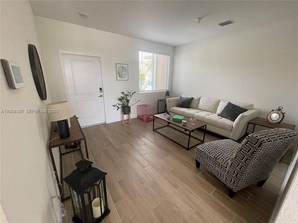 For Rent: $2,600 (3 beds, 2 baths, 1302 Square Feet)