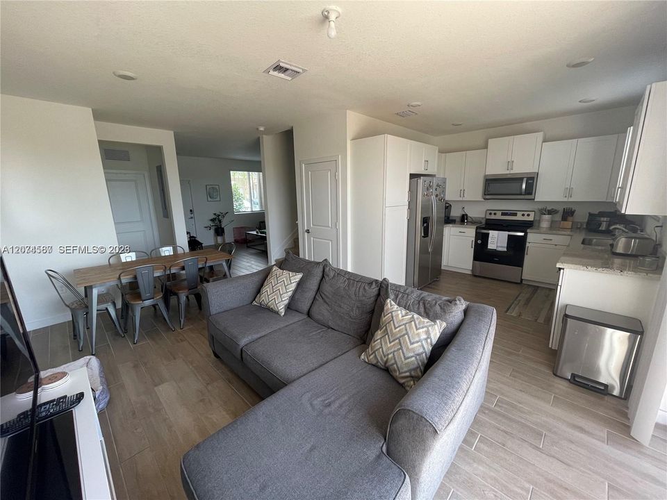 For Rent: $2,600 (3 beds, 2 baths, 1302 Square Feet)