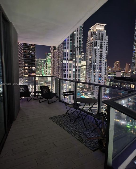 For Sale: $950,000 (2 beds, 2 baths, 1279 Square Feet)