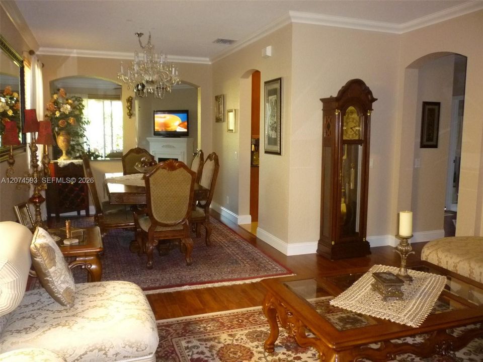 For Rent: $3,900 (3 beds, 2 baths, 1559 Square Feet)