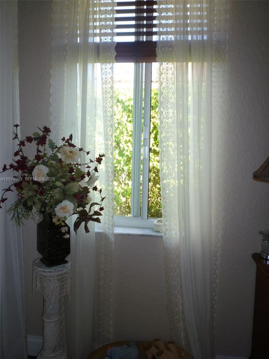 For Rent: $3,900 (3 beds, 2 baths, 1559 Square Feet)