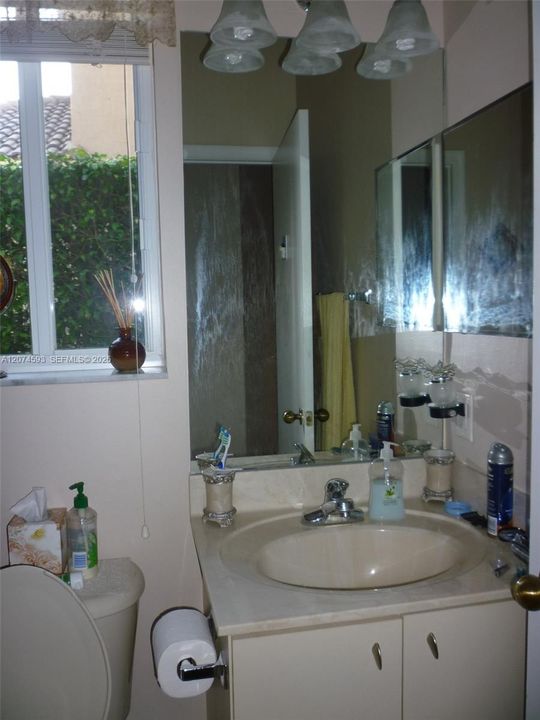 For Rent: $3,900 (3 beds, 2 baths, 1559 Square Feet)