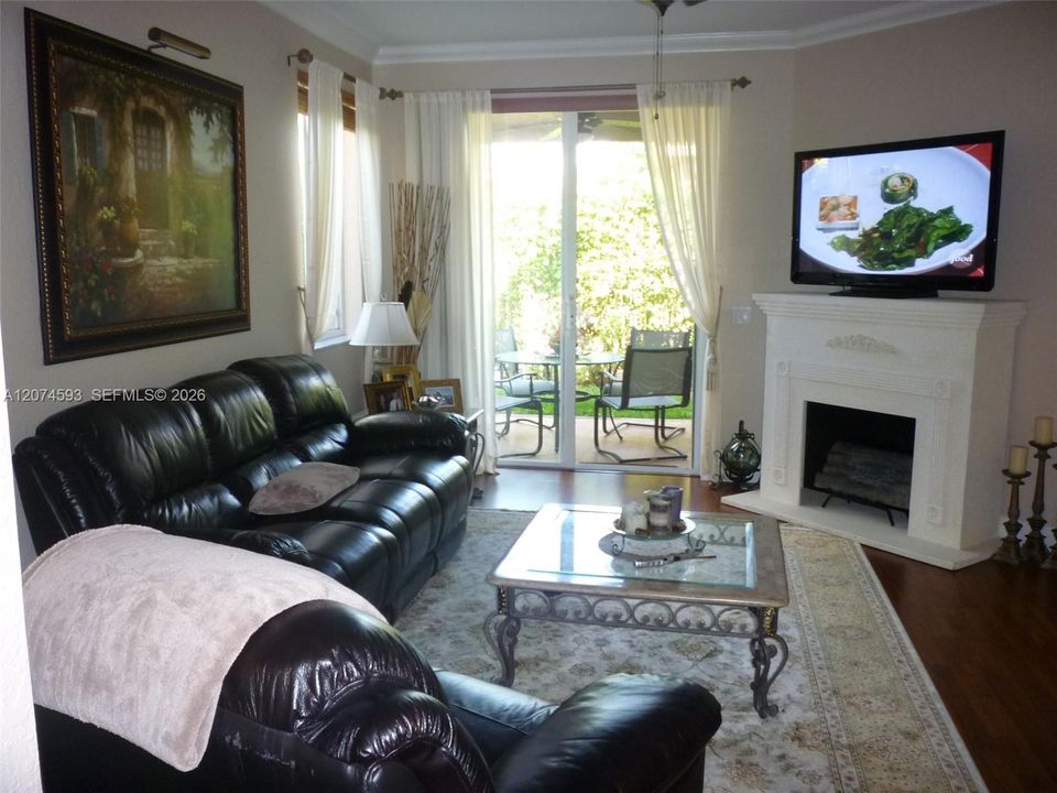 For Rent: $3,900 (3 beds, 2 baths, 1559 Square Feet)
