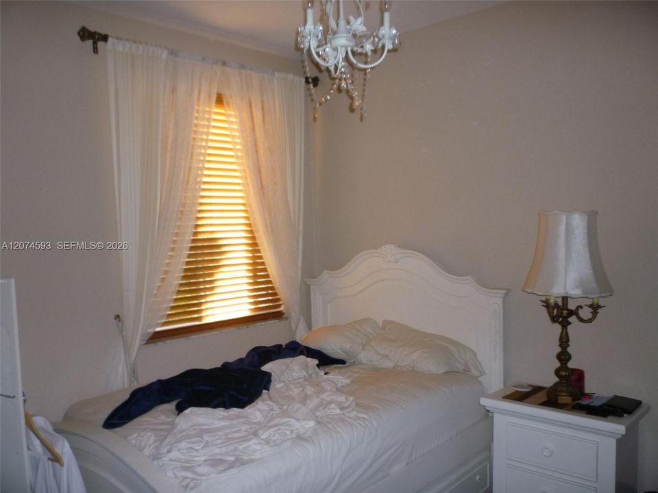 For Rent: $3,900 (3 beds, 2 baths, 1559 Square Feet)