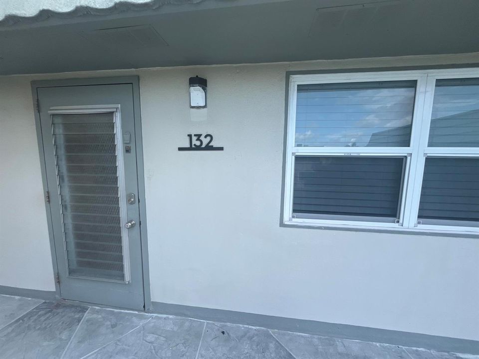 FRONT ENTRANCEWAY