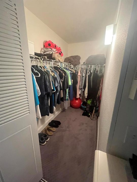 WALK-IN CLOSET