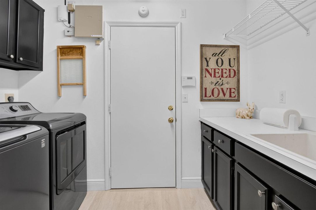 Laundry w/sink