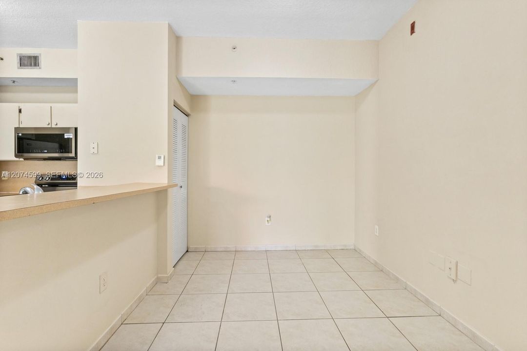 For Rent: $2,500 (2 beds, 2 baths, 910 Square Feet)