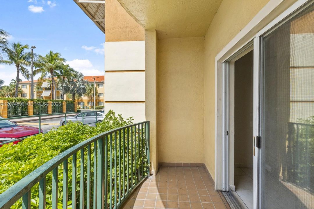 For Rent: $2,500 (2 beds, 2 baths, 910 Square Feet)