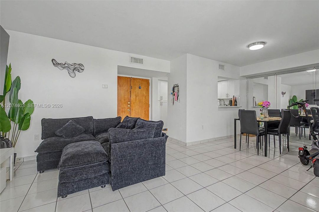 For Rent: $2,200 (2 beds, 2 baths, 898 Square Feet)