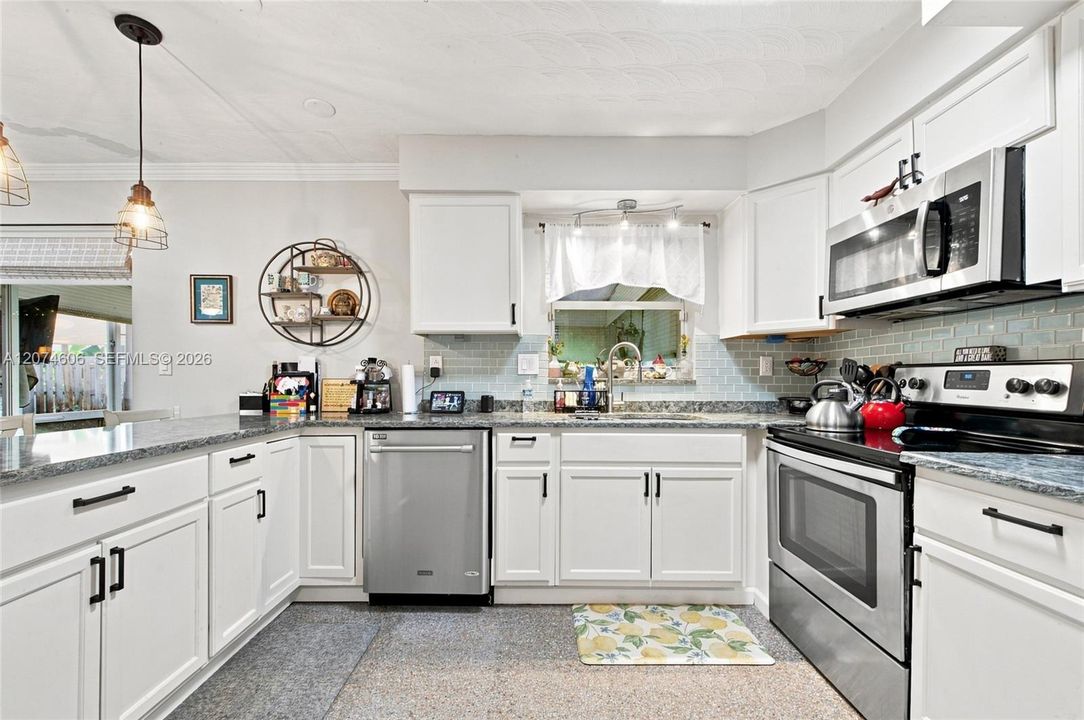 For Sale: $499,900 (2 beds, 1 baths, 1067 Square Feet)