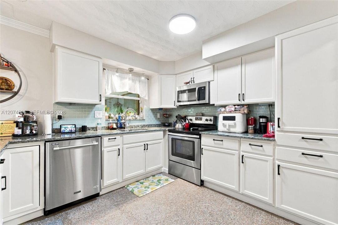 For Sale: $499,900 (2 beds, 1 baths, 1067 Square Feet)