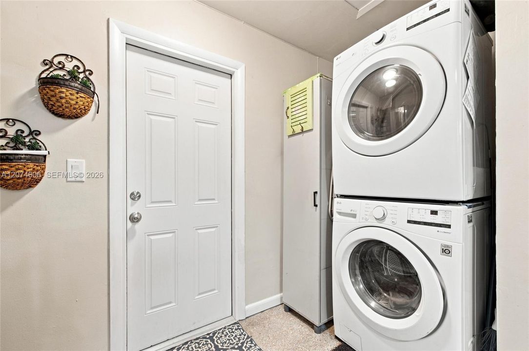 For Sale: $499,900 (2 beds, 1 baths, 1067 Square Feet)