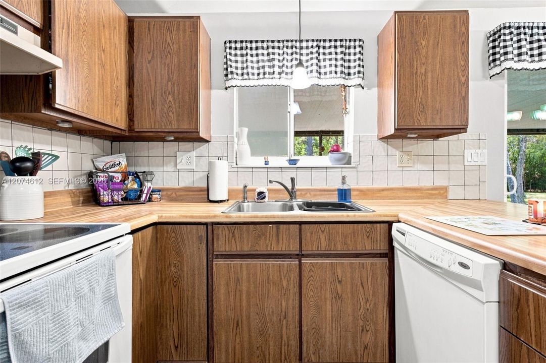 For Sale: $750,000 (3 beds, 2 baths, 1501 Square Feet)
