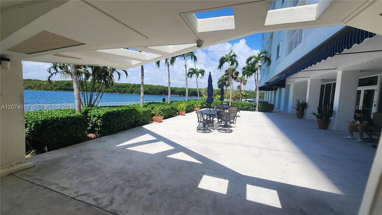 For Sale: $247,000 (1 beds, 1 baths, 762 Square Feet)