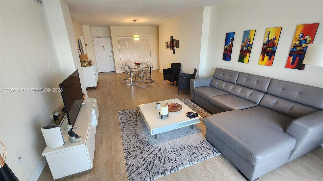 For Sale: $247,000 (1 beds, 1 baths, 762 Square Feet)