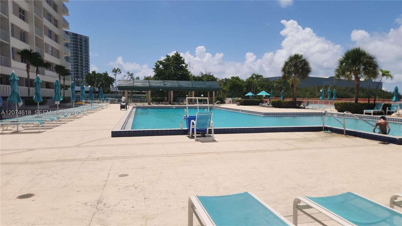 For Sale: $247,000 (1 beds, 1 baths, 762 Square Feet)