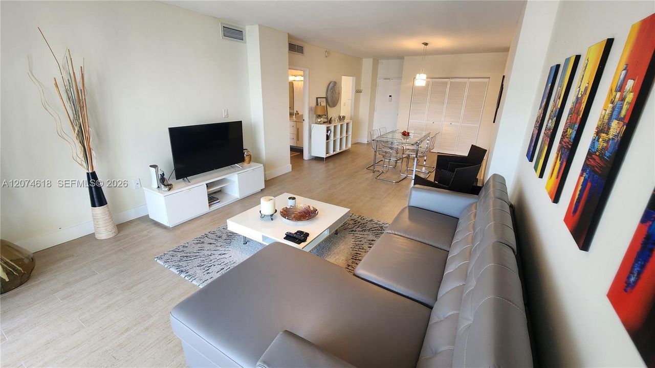 For Sale: $247,000 (1 beds, 1 baths, 762 Square Feet)