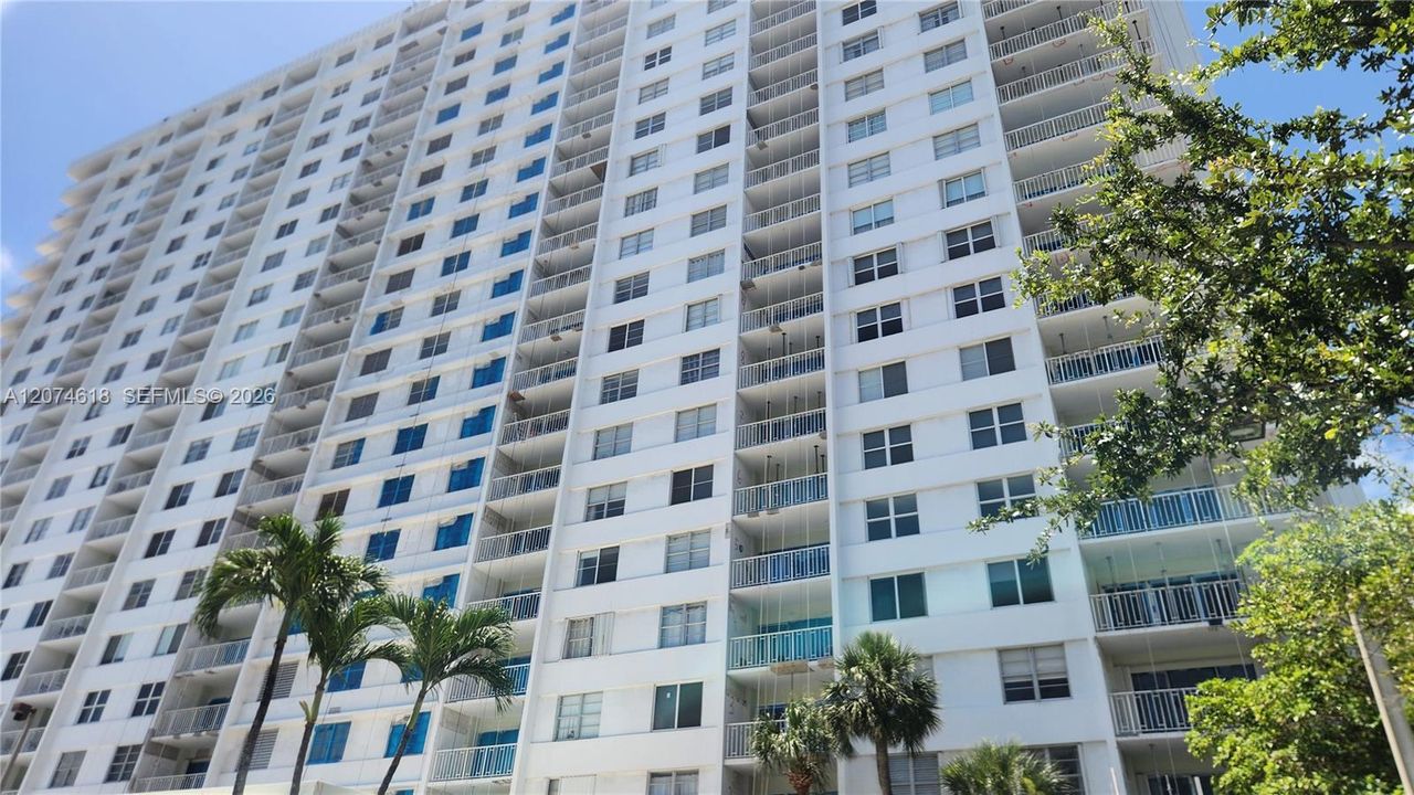 For Sale: $247,000 (1 beds, 1 baths, 762 Square Feet)
