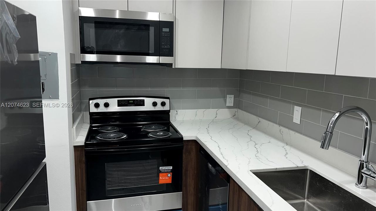 For Rent: $1,800 (1 beds, 1 baths, 707 Square Feet)
