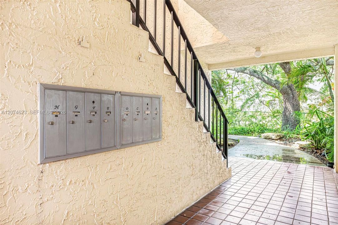 For Rent: $1,800 (1 beds, 1 baths, 707 Square Feet)