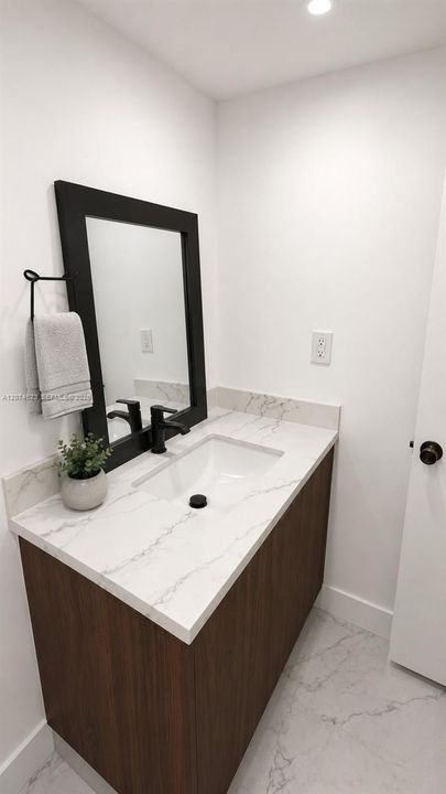 For Rent: $1,800 (1 beds, 1 baths, 707 Square Feet)