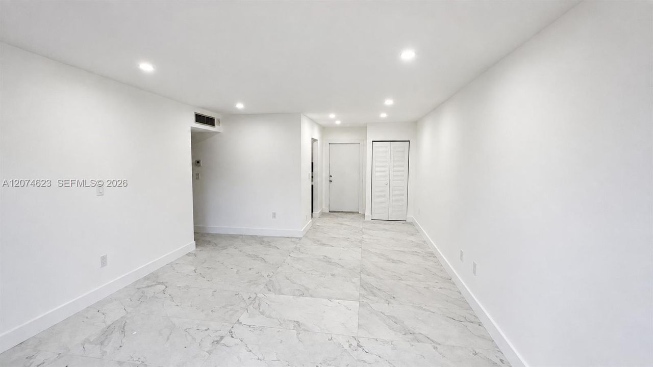 For Rent: $1,800 (1 beds, 1 baths, 707 Square Feet)