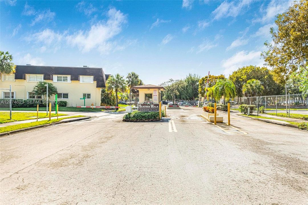 For Rent: $1,800 (1 beds, 1 baths, 707 Square Feet)