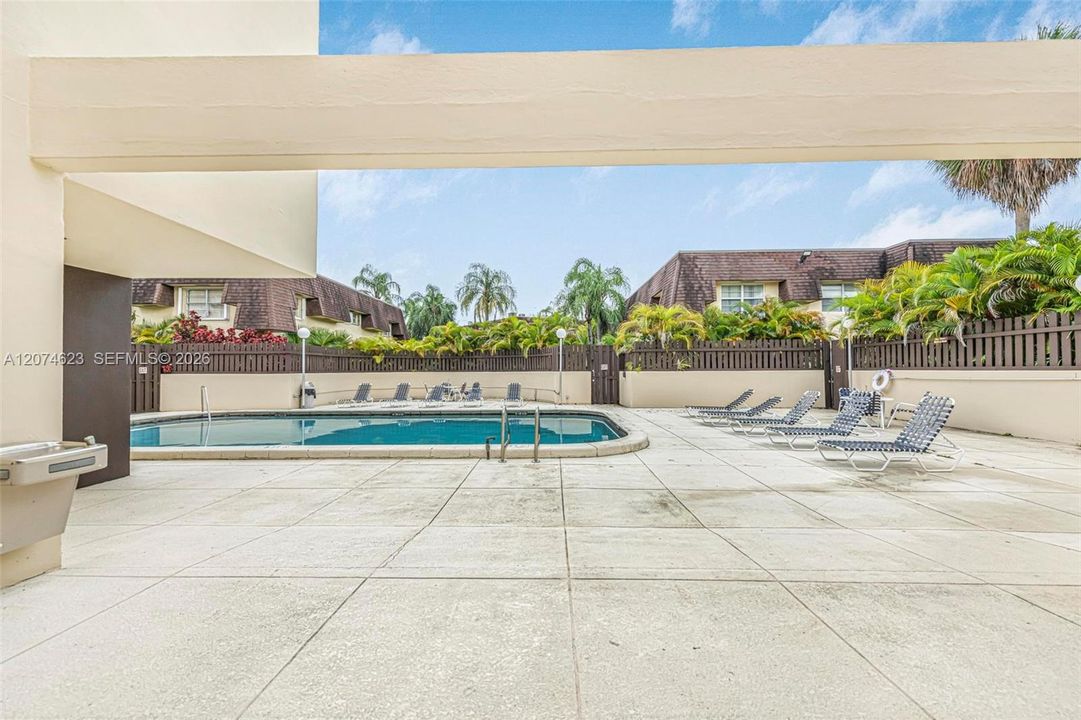 For Rent: $1,800 (1 beds, 1 baths, 707 Square Feet)