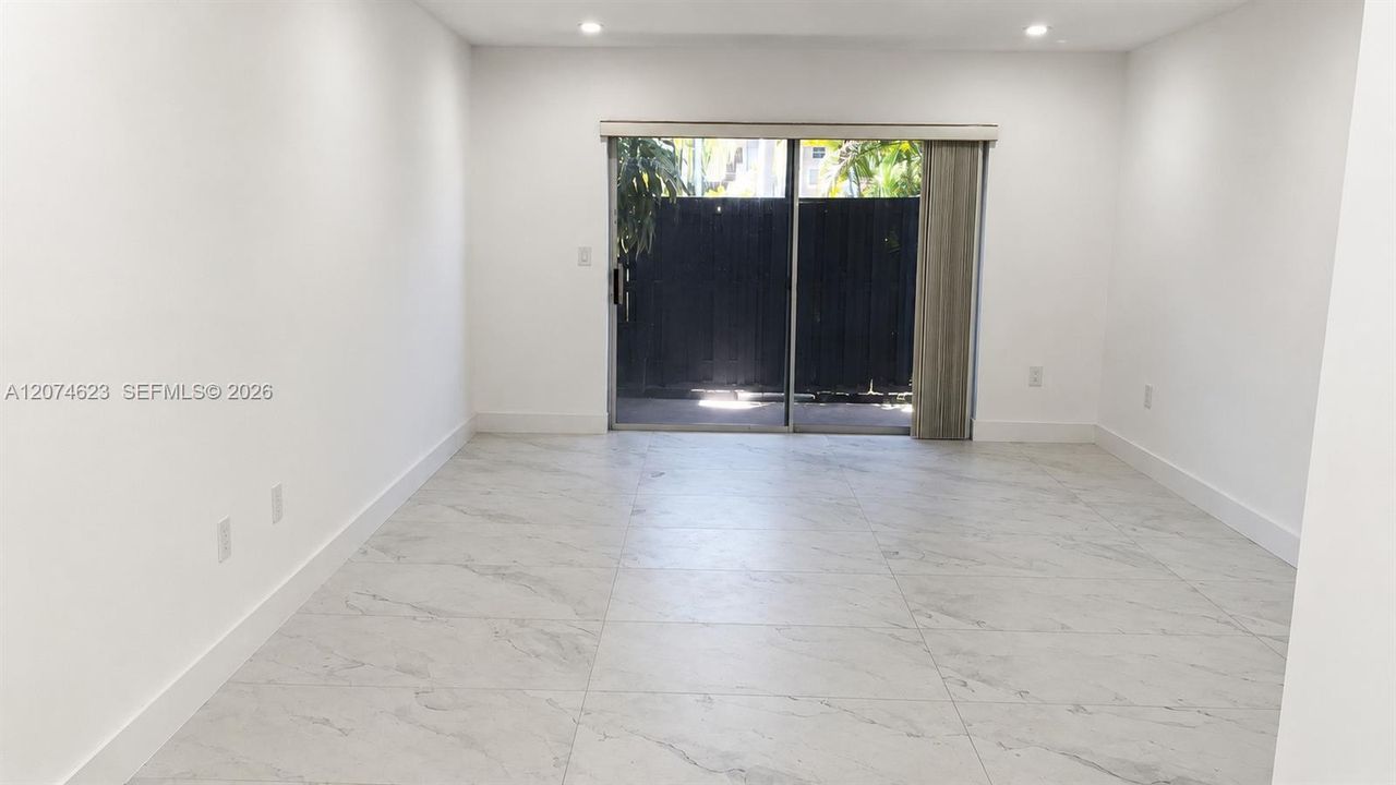 For Rent: $1,800 (1 beds, 1 baths, 707 Square Feet)