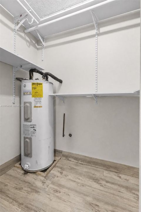 На продажу: $285,000 (2 спален, 2 ванн, 769 Квадратных фут)