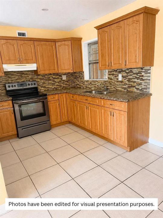 For Rent: $2,400 (3 beds, 1 baths, 1211 Square Feet)