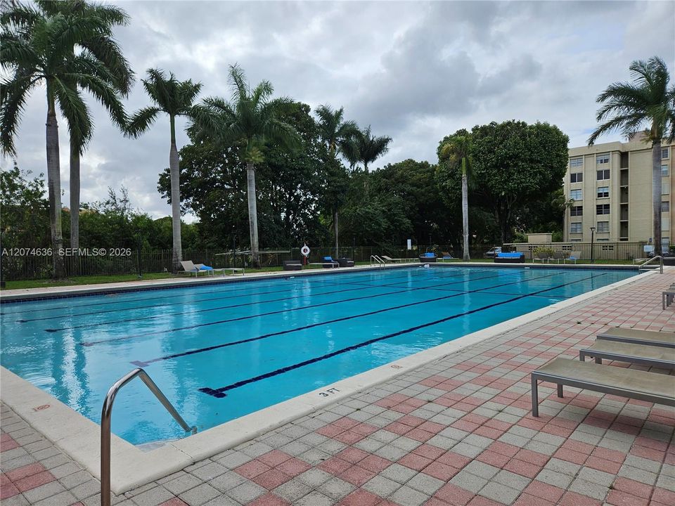 For Sale: $268,000 (2 beds, 2 baths, 870 Square Feet)