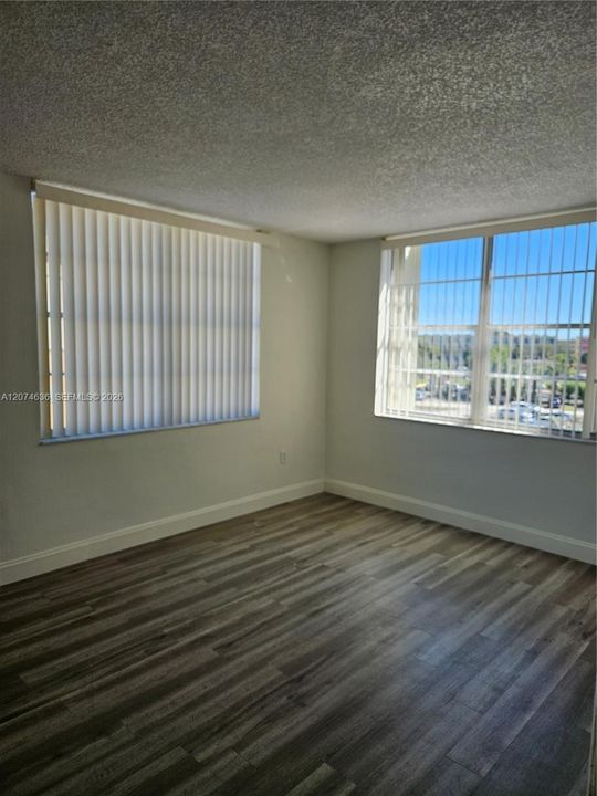 For Sale: $268,000 (2 beds, 2 baths, 870 Square Feet)