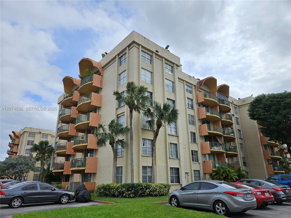For Sale: $268,000 (2 beds, 2 baths, 870 Square Feet)