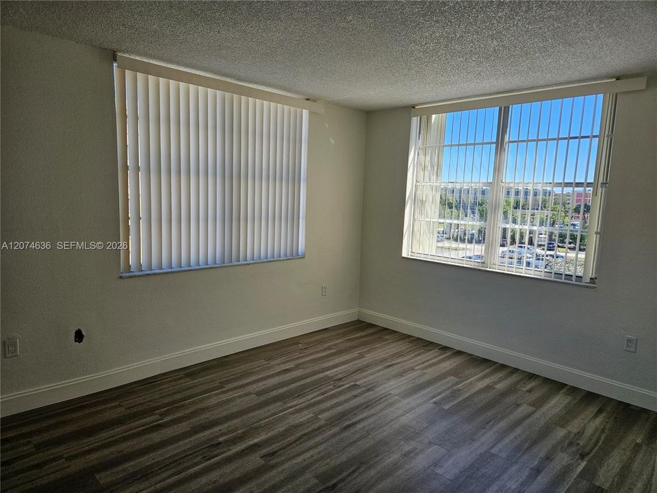 For Sale: $268,000 (2 beds, 2 baths, 870 Square Feet)