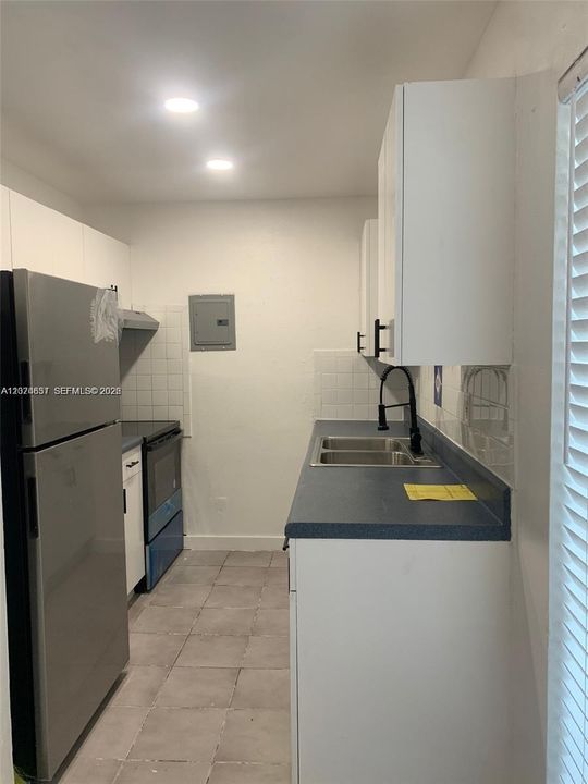 For Rent: $1,800 (2 beds, 1 baths, 1000 Square Feet)