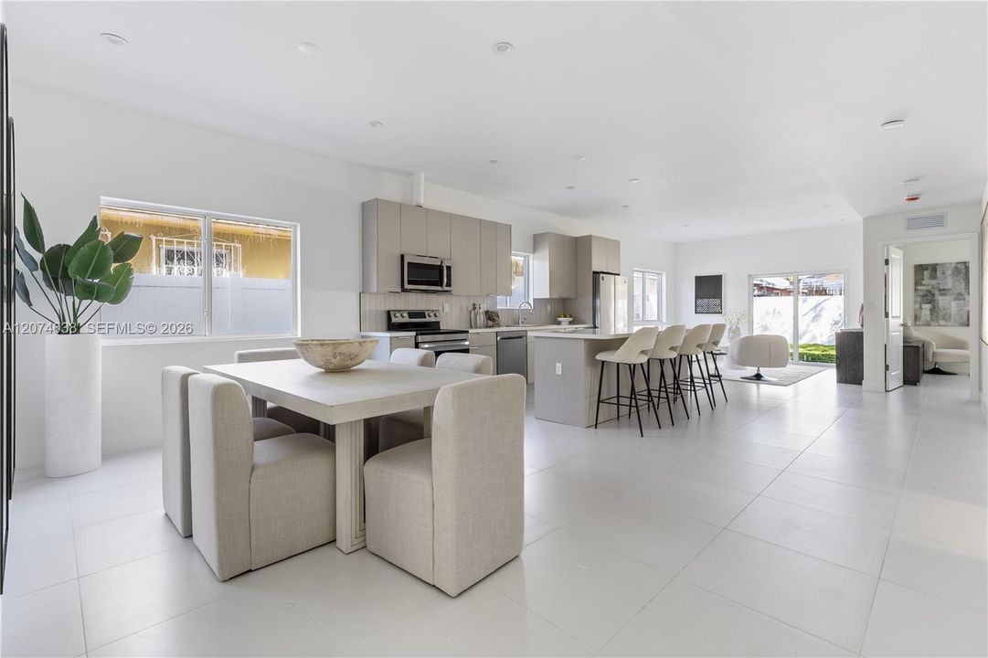 En Venta: $869,990 (5 camas, 3 baños, 2335 Pies cuadrados)