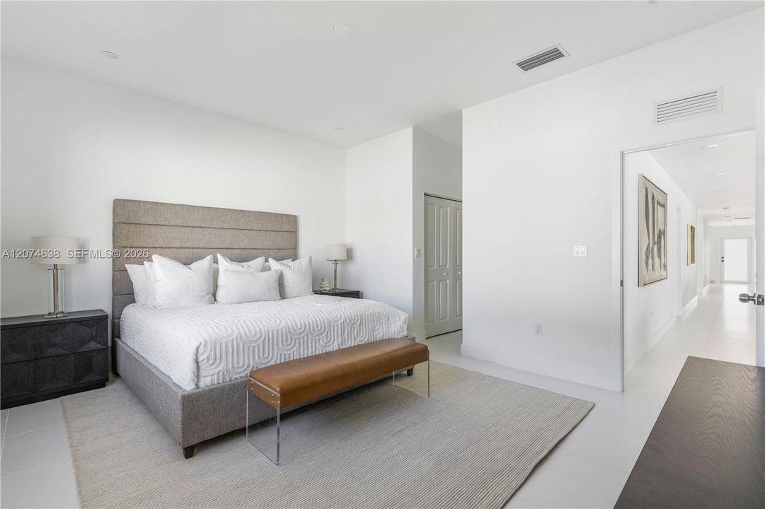 En Venta: $869,990 (5 camas, 3 baños, 2335 Pies cuadrados)