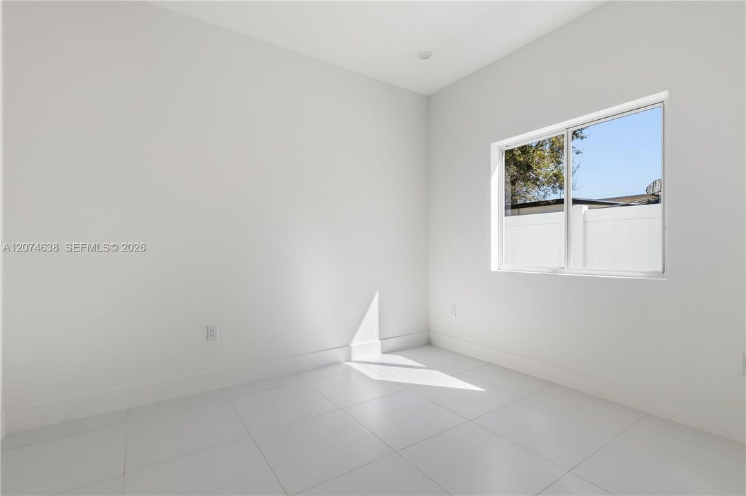 En Venta: $869,990 (5 camas, 3 baños, 2335 Pies cuadrados)