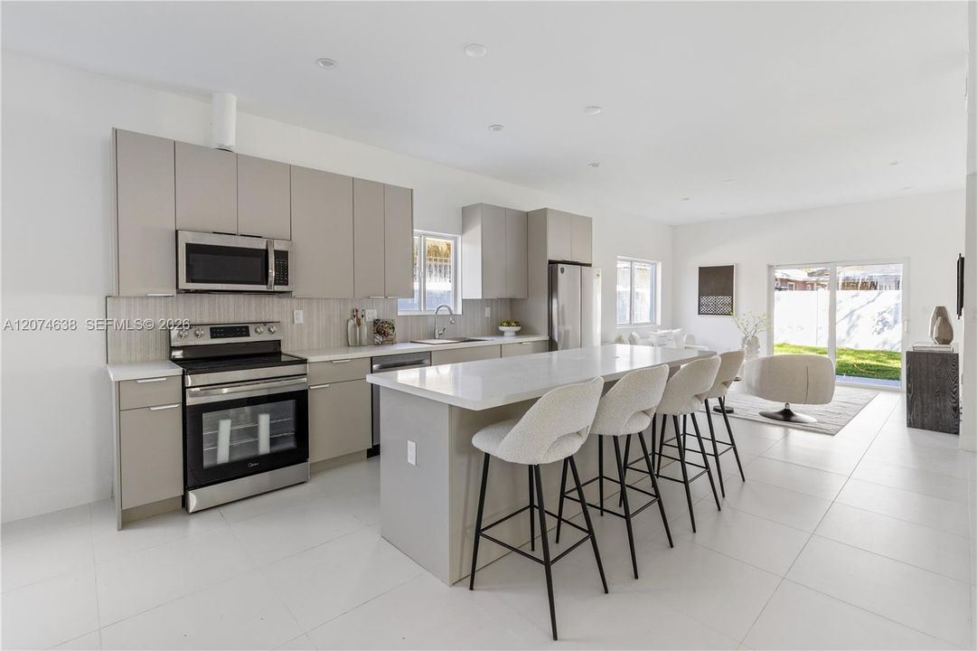 En Venta: $869,990 (5 camas, 3 baños, 2335 Pies cuadrados)
