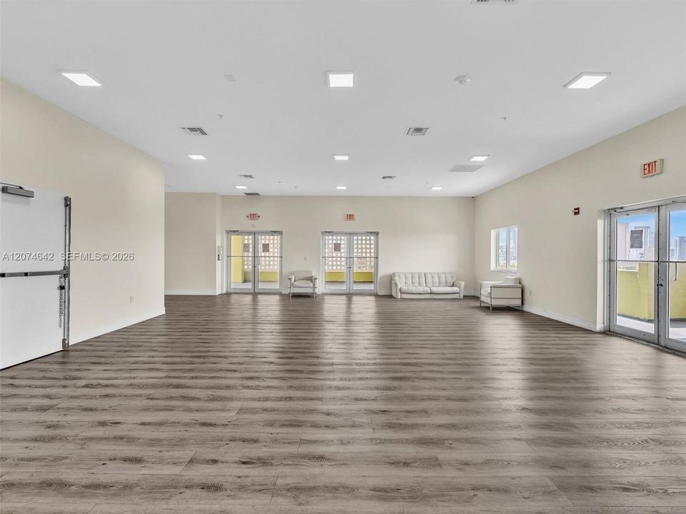 For Rent: $2,400 (2 beds, 2 baths, 891 Square Feet)