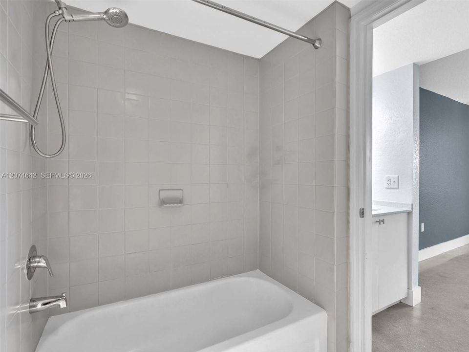 For Rent: $2,400 (2 beds, 2 baths, 891 Square Feet)