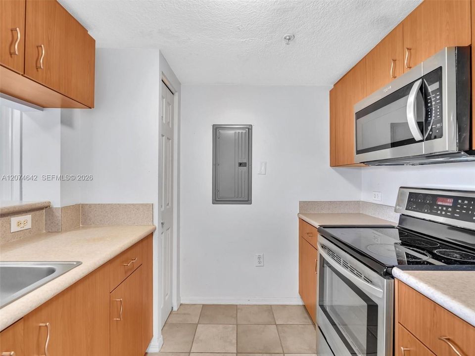 For Rent: $2,400 (2 beds, 2 baths, 891 Square Feet)