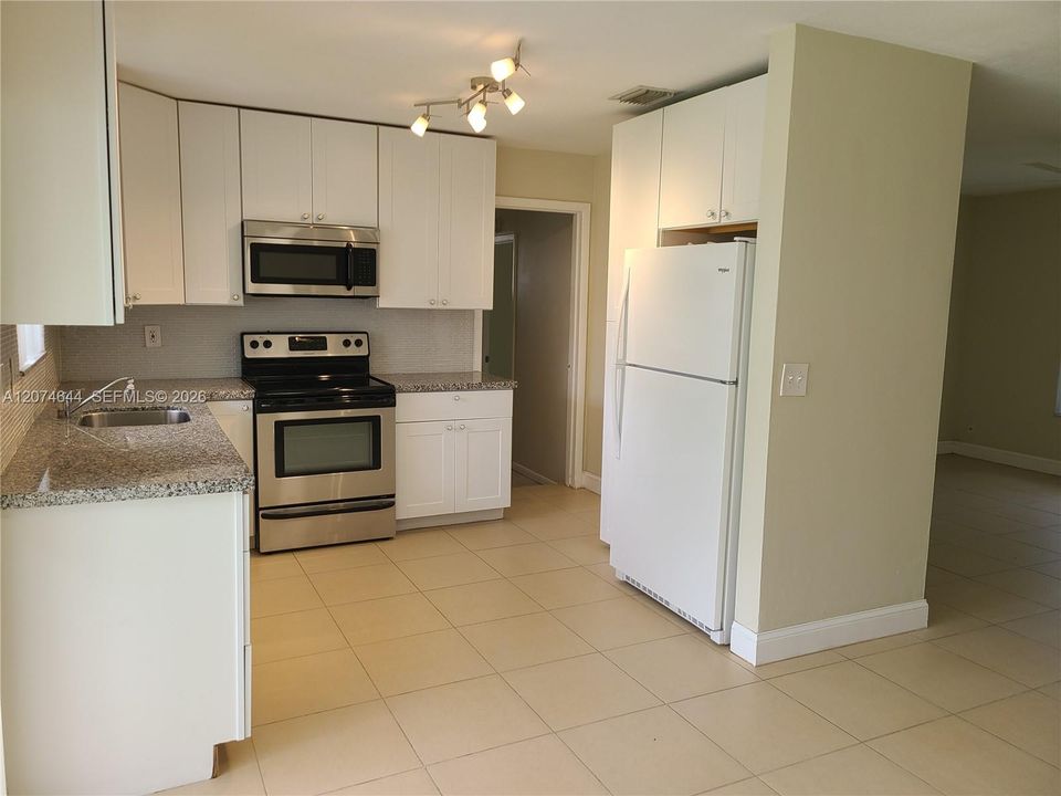 For Rent: $3,000 (3 beds, 1 baths, 1282 Square Feet)