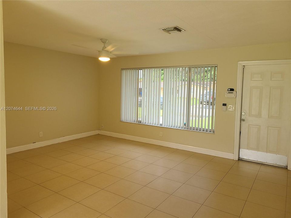 For Rent: $3,000 (3 beds, 1 baths, 1282 Square Feet)