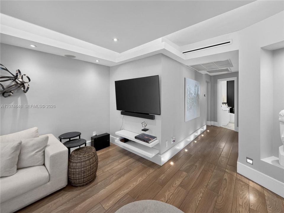 For Rent: $3,870 (2 beds, 1 baths, 1060 Square Feet)