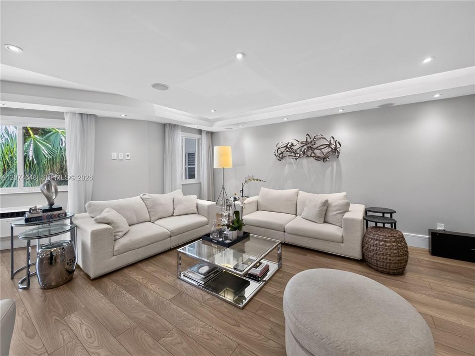 For Rent: $3,870 (2 beds, 1 baths, 1060 Square Feet)