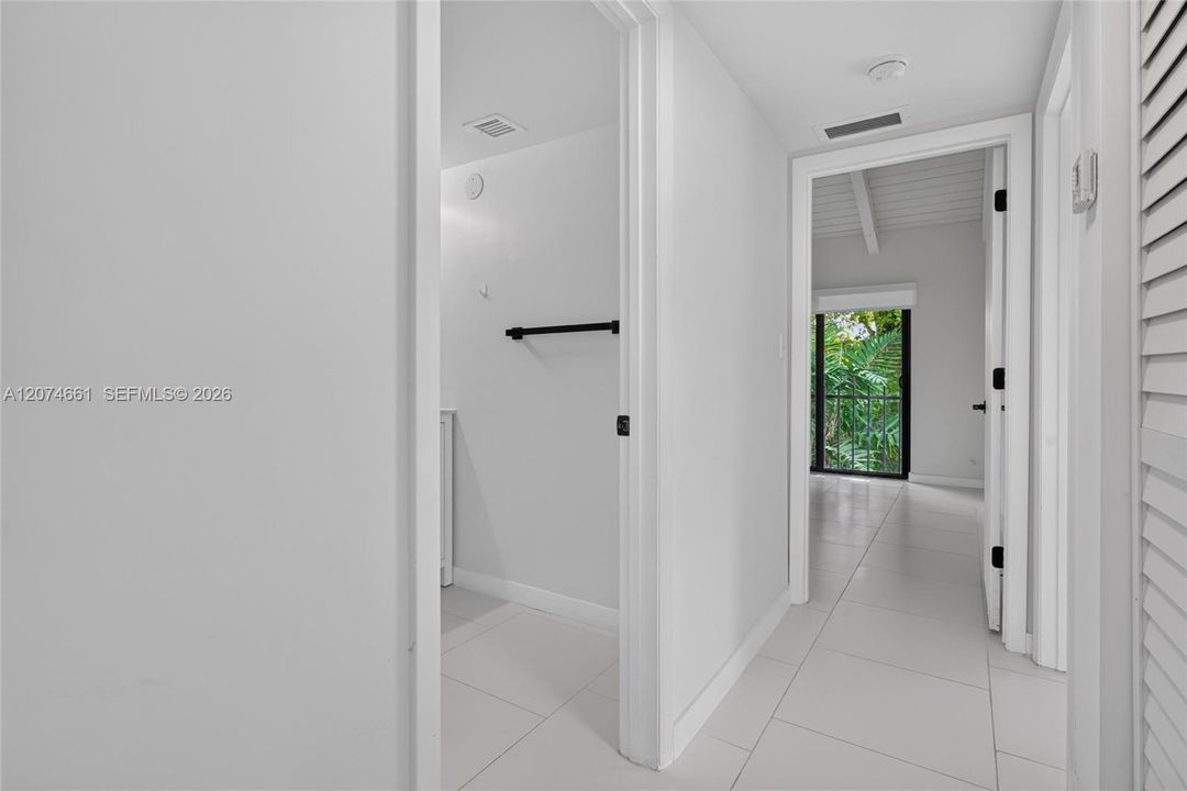 For Rent: $2,800 (2 beds, 1 baths, 1034 Square Feet)