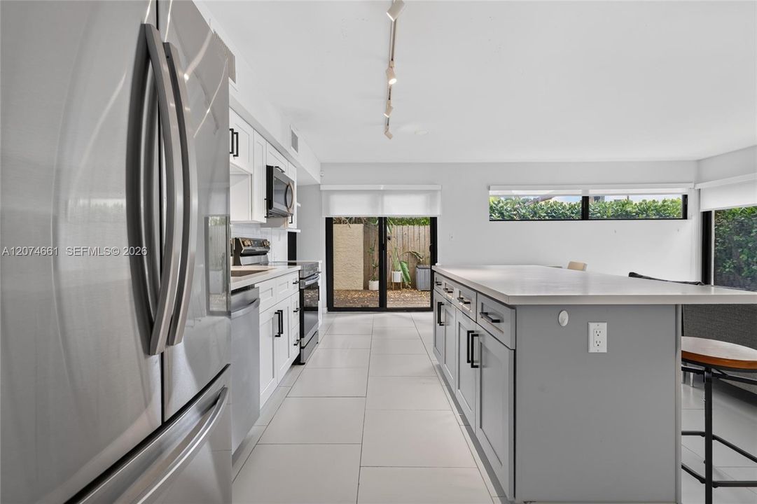 For Rent: $2,800 (2 beds, 1 baths, 1034 Square Feet)